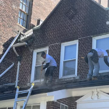Professionals_cleaning_roof_at_the_site_of_The_Premium_Roofing_in_114_Lexington_ave_Brooklyn_New_York_10016-8978