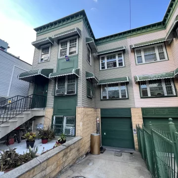 Side_view_of_the_roofing_site_of_The_Premium_Roofing_in_114_Lexington_ave_Brooklyn_New_York_10016-8978