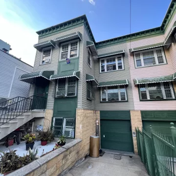 Bottom_view_of_the_roofing_site_of_The_Premium_Roofing_in_114_Lexington_ave_Brooklyn_New_York_10016-8978