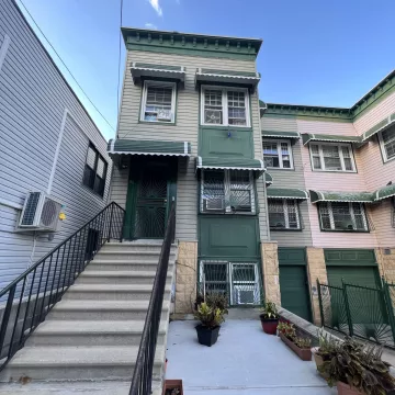 Front_view_of_the_roofing_site_of_The_Premium_Roofing_in_114_Lexington_ave_Brooklyn_New_York_10016-8978